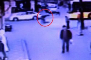 R&ouml;gar kapağını a&ccedil;ıp kanalizasyona atladı