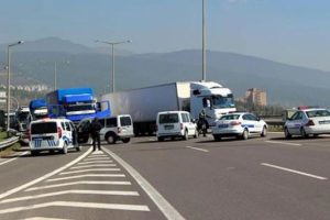 Otoyolda ters y&ouml;ne girdi, trafiği birbirine kattı: 'D&ouml;veceksiniz sandım'