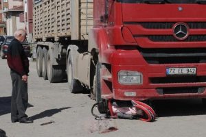 TIR'ın &ccedil;arptığı anne &ouml;ld&uuml;, 6 aylık kızı Eyl&uuml;l kurtuldu