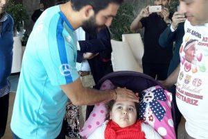 Minik Azra'nın Arda Turan'dan son isteği