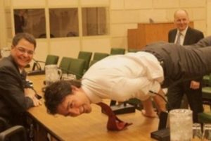 Kanada Başbakanı toplantı arasında yoga yaptı