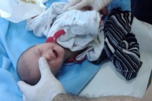 3 g&uuml;nl&uuml;k bebek sokakta terk edilmiş olarak bulundu
