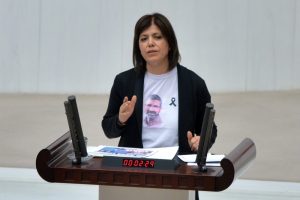 HDPli vekil Tahir El&ccedil;i'nin resminin bulunduğu tiş&ouml;rt ile Meclis k&uuml;rs&uuml;s&uuml;nde konuştu