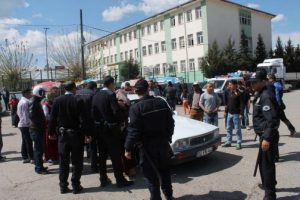 Polis kavgayı havaya ateş a&ccedil;arak bitirdi: 8 yaralı, 10 g&ouml;zaltı