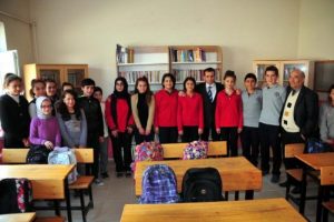 Topladıkları kitaplarla k&ouml;y okuluna k&uuml;t&uuml;phane yaptılar