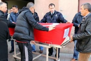 Beyin kanamasından &ouml;len polis memuru t&ouml;renle uğurlandı