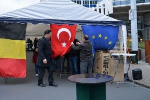 T&uuml;rkler Br&uuml;ksel'de &ccedil;adır kurdu