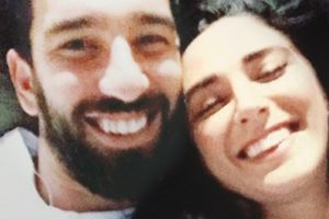 Arda Turan'dan selfie'li barış mesajı