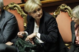 Sevgilisi i&ccedil;in yasa değişikliği yapan bakan Federica Guidi istifa etti