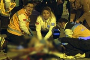 Ankara'da otomobil yayalara &ccedil;arptı: 2 ağır yaralı