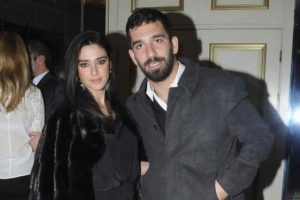 Arda Turan ve sevgilisinden 'barış' mesajı...