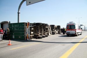 Bursa'da virajı alamayan bir TIR, kamyona &ccedil;arparak devrildi!
