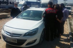 Bursa'da polisten ka&ccedil;an ara&ccedil;tan esrar &ccedil;ıktı