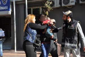 Onlarca &ccedil;ocuğu &ouml;l&uuml;me g&ouml;nderdi, kendi &ccedil;ocuğuna hasretle sarıldı