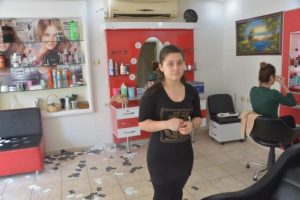 Sa&ccedil; boyasını beğenmeyen kadın, kuaf&ouml;r&uuml;n camını kırdı