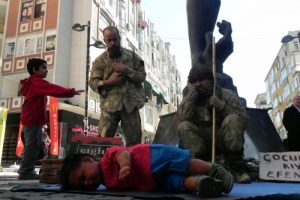 'Heykel adamlar'dan, Aylan bebek duruşu