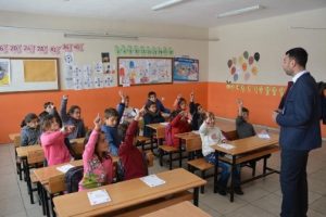 Tatvan'da minik &ouml;ğrenciler k&ouml;ylerinin kitabını yazdı