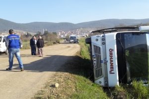 Bursa'da servis minib&uuml;s&uuml; devrildi!
