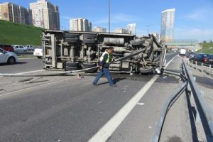 Damacana y&uuml;kl&uuml; kamyon devrildi: 2 yaralı