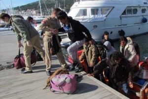 Umuda yolculuk operasyona takıldı