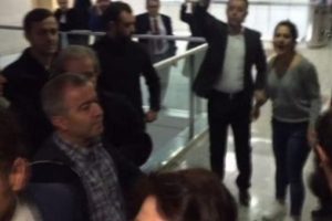 Can D&uuml;ndar davasını takip eden Sabah muhabirine darp
