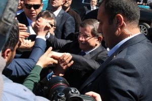 Başbakan "Sur seninle gurur duyuyor" sloganlarıyla karşılandı