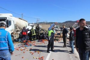 Kamyonet, &ccedil;imento tankerine &ccedil;arptı: 1 yaralı