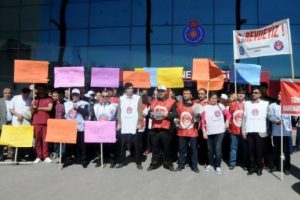 Kahramanmaraş'ta sağlık &ccedil;alışanları iş bıraktı