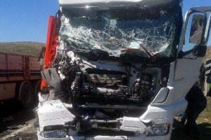 Mardin'de 3 TIR &ccedil;arpıştı: 4 yaralı