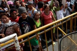Filipinler'de kıtlık protestosu: 2 &ouml;l&uuml;
