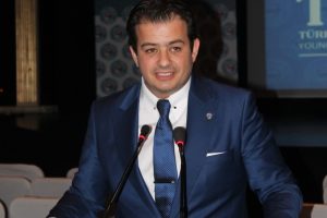 T&Uuml;GİAD Bursa gecesinde Sunay Akın r&uuml;zgarı esti