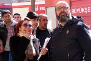 Yangını tiyatrocular g&ouml;zyaşları ile vatandaşlar merakla izledi