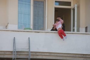 Kardeşlerin balkonda '&ouml;l&uuml;m' oyunu!