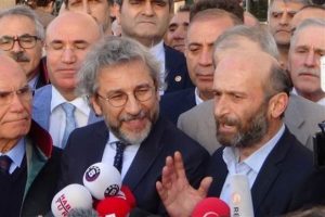 Can D&uuml;ndar ve Erdem G&uuml;l'&uuml;n yargılandığı dava ertelendi