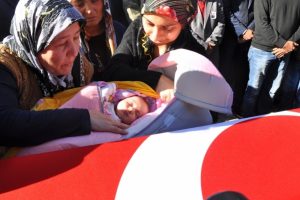 "İşte baban" diyerek babasını g&ouml;sterdiler