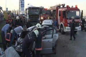 Otomobil ile beton mikseri kafa kafaya &ccedil;arpıştı: 2 &ouml;l&uuml; 3 yaralı