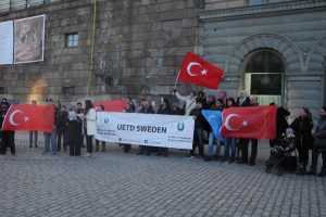 İsve&ccedil; Parlamentosu &ouml;n&uuml;nde "ter&ouml;re lanet" eylemi