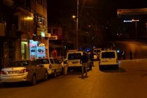 İhbar alıp gitti, yaralı kocası &ccedil;ıktı