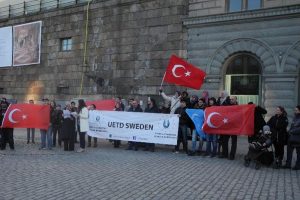 İsve&ccedil; Parlamentosu &ouml;n&uuml;nde "ter&ouml;re lanet" eylemi