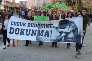 Uşak'ta '&ccedil;ocuk bedenime dokunma' eylemi