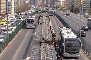 Metrob&uuml;sten indi, 2 milyon lirasını kaptırdı!