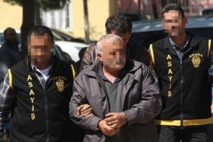 Evlilik vaadiyle erkekleri dolandıran iki erkek tutuklandı