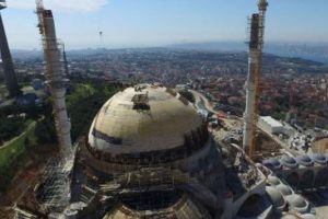 &Ccedil;amlıca Camisi'nde dev kubbenin &uuml;zeri kapandı