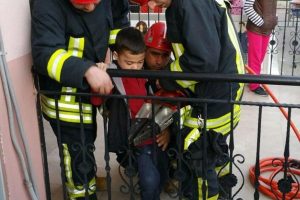 Bacağı demirlere sıkışan &ccedil;ocuğu itfaiye kurtardı