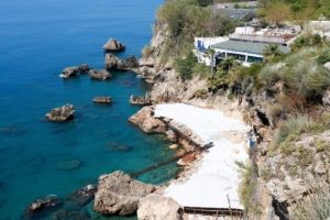 Sosyetik plajın sahiline beton d&ouml;k&uuml;ld&uuml;