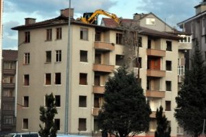 5 katlı binanın &ccedil;atısına iş makinesi &ccedil;ıkardılar!