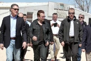 Bono'nun ziyaret ettiği &ccedil;adır kentte yangın: 1 &ouml;l&uuml;, 2 yaralı