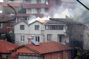 Zonguldak'ta &ccedil;atı yangını korkuttu
