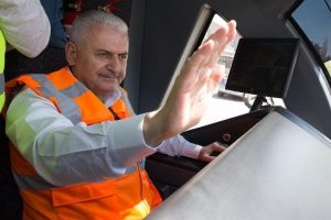 Bakan Yıldırım EXPO raylı sistem hattında ilk test s&uuml;r&uuml;ş&uuml;n&uuml; ger&ccedil;ekleştirdi
