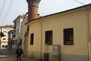 Bursa'da 200 yıllık el yazması Kur'an-ı Kerim'in &ccedil;alındığı camiye g&uuml;venlik kamerası